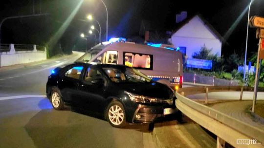 Wjechał w barierki. Kierowca Toyoty kompletnie pijany