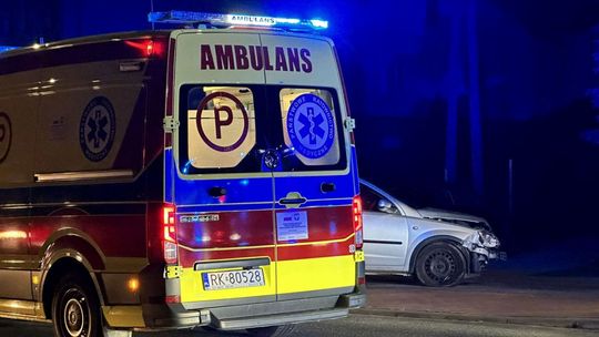 Krosno: 19-latek stracił panowanie nad oplem. Auto uderzyło w barierki