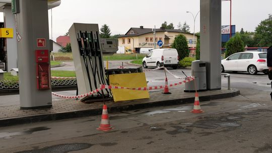 Wjechał w dystrybutor paliw i drugi samochód [AKTUALIZACJA]