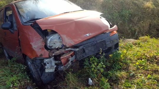 Wjechała do rowu na pograniczu powiatów. Interweniowały służby