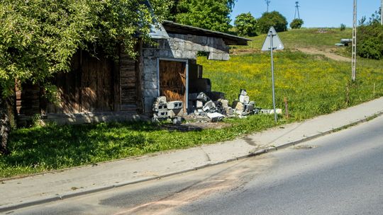 Wjechała w budynek. Strażacy wezwani do usunięcia plamy oleju