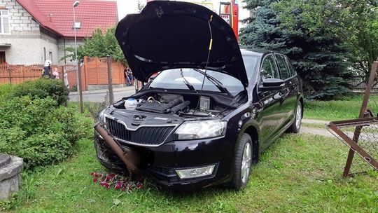 Wjechała w ogrodzenie. Z samochodu zaczął wydobywać się dym