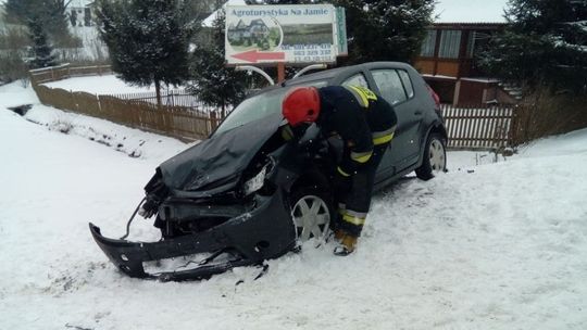 Wjechali pod ciężarówkę z drewnem. Wypadek w Posadzie Jaśliskiej