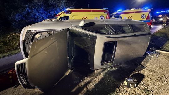 Wojaszówka. Audi na boku, dwie osoby w środku
