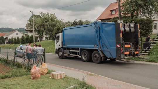 WOJASZÓWKA: Potrącenie operatora śmieciarki