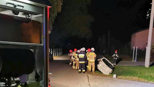 Wojkówka. Wjechał samochodem do rowu. Z pojazdu zaczęło się dymić