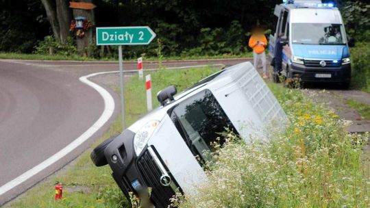 Wola Komborska. Bus na boku w rowie