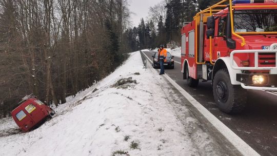 WOLA KOMBORSKA: Bus spadł z jezdni. Trzech mężczyzn rannych