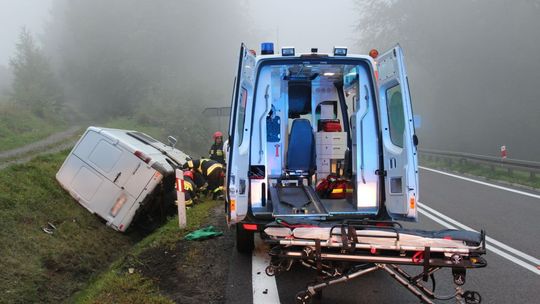 WOLA KOMBORSKA: Gęsta mgła. Bus wjechał do rowu