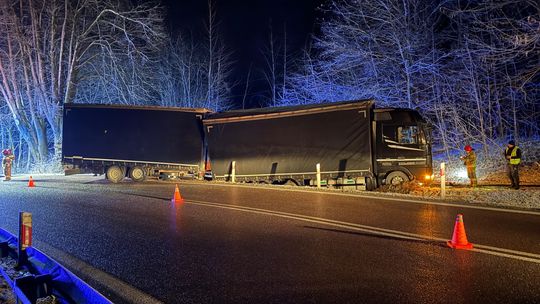 Wola Komborska. Samochód ciężarowy wypadł z drogi