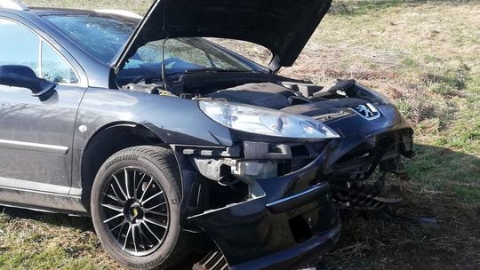 WOLA NIŻNA: Peugeot uderzył w mostek