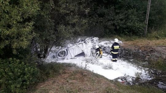 WOLA NIŻNA: Samochód wypadł z drogi i stanął w płomieniach