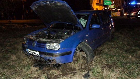 WRÓBLIK SZLACHECKI: Golf4 poza jezdnią. Kierowcy brak