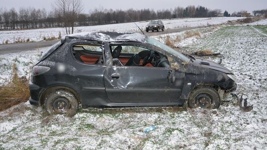 WROCANKA: Dachowała samochodem. Dziecko wypadło z auta