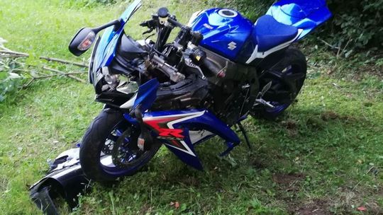 WROCANKA: Kierujący Suzuki zjechał z nasypu. Trafił do szpitala