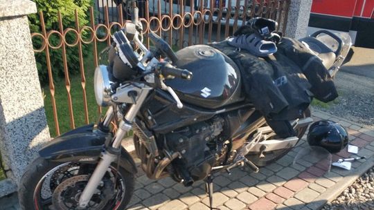 WROCANKA: Motocyklem wjechał w żywopłot. Uniknął zderzenia z samochodem