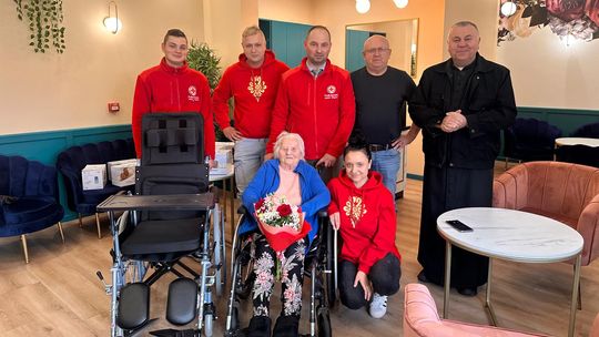 Wsparcie dla Domu Seniora w Chrząstówce. Wolontariusze PCK odwiedzili 104-latkę