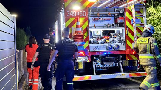Współdziałanie służb ratunkowych. Ze strefy pożaru ewakuowano 82-latkę