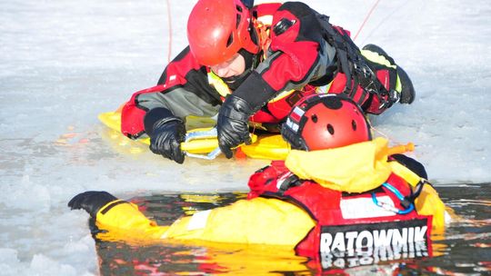 Wspólne ćwiczenia ratowników WOPR na lodzie [ZDJĘCIA]