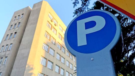 ? Wszystkie największe miejskie parkingi będą płatne? Decyzja należy do radnych