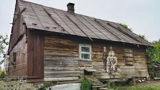 Wyjątkowy mural powstał na stuletnim domu w Łękach Dukielskich