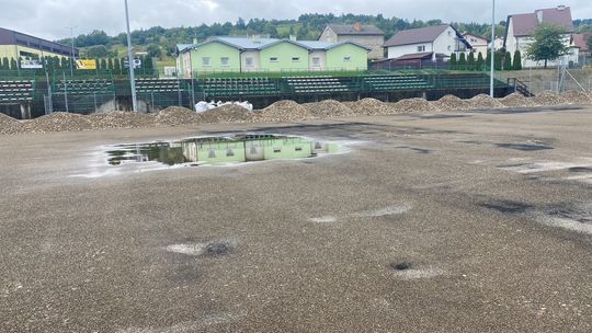 Wymiana nawierzchni na dukielskim boisku do piłki nożnej. Prace się opóźnią