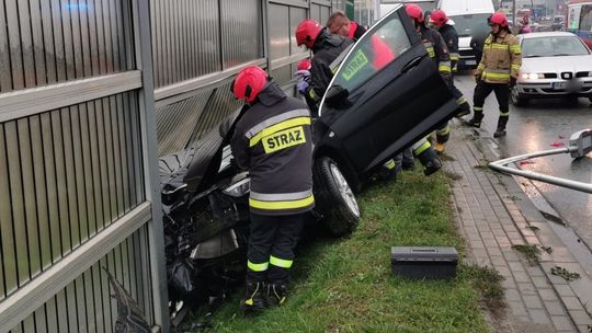 Wymusił pierwszeństwo na dwóch pojazdach i odjechał. Opel wjechał latarnię i ekran