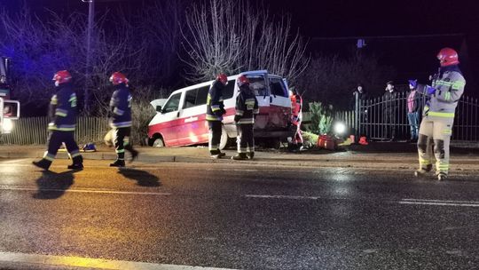 Wypadek busa w Iwli. Kilka osób rannych, z samochodu wypadła dwójka dzieci [AKTUALIZACJA]