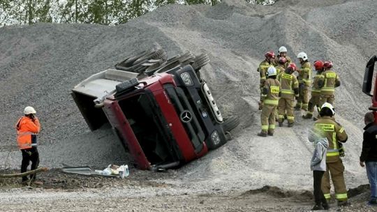 Wypadek ciężarówki na modernizacji linii kolejowej 108 w Jedliczu