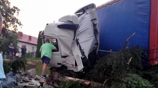 Wypadek ciężarówki w Teodorówce. Kierowca uwięziony