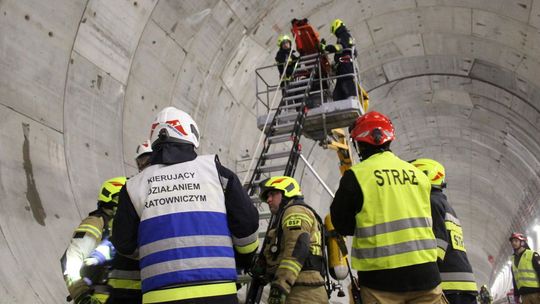Wypadek dwóch samochodów i maszyny budowlanej w tunelu na S19. Ćwiczenia „TUNEL 2026”