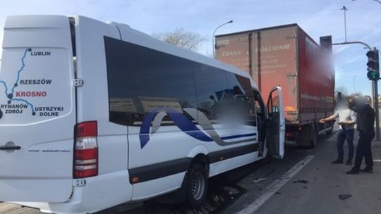 Wypadek kursowego busa Krosno-Kraków w Wieliczce. Są ranni