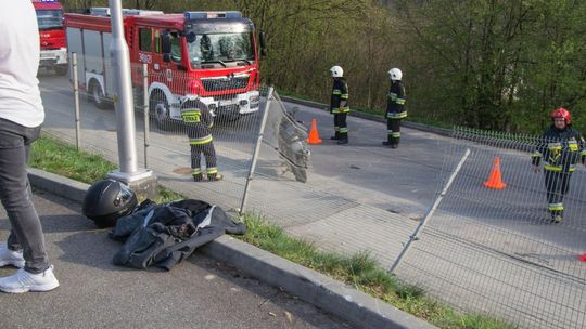 Wypadek motocyklisty na parkingu PWSZ przy ul. Dmochowskiego