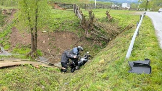 Wypadek motocyklisty w Mszanie. Doznał licznych złamań