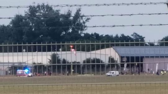 Wypadek motoparalotniarza na lotnisku. Mężczyzna zabrany do szpitala