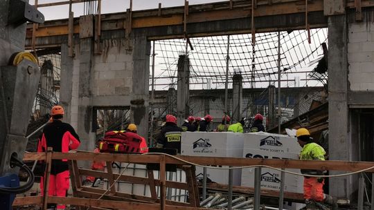 ? Wypadek na budowie w Krośnie. Szalunek stropu runął na pracownika [AKTUALIZACJA]