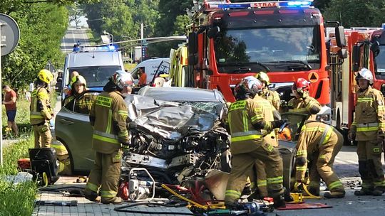 Wypadek na DK19! Dwie osoby zakleszczone we wraku pojazdu