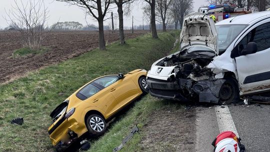 Wypadek na DK28. Trzy osoby poszkodowane, 25-latka w ciężkim stanie