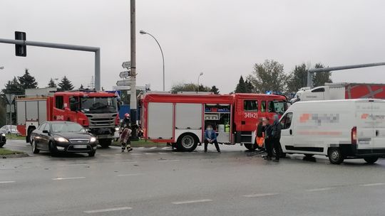 Wypadek na DK28 w Krośnie. Trzy auta zderzyły się na skrzyżowaniu [AKTUALIZACJA]