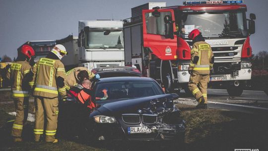 Wypadek na drodze w powiecie krośnieńskim. Co zrobić z uszkodzonym autem i jak uzyskać odszkodowanie?