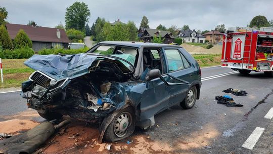 Wypadek na drodze wojewódzkiej we Frysztaku. Poważnie ranny kierowca osobówki