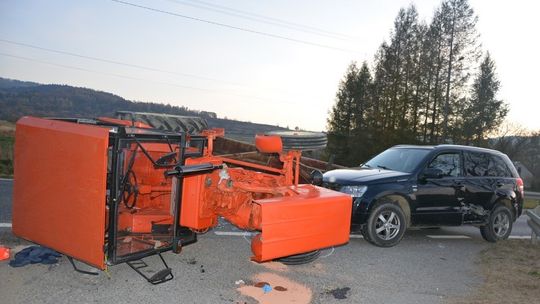 Wypadek na DW993 w Iwli z udziałem ciągnika rolniczego