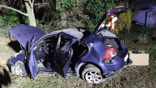 ? Wypadek na granicy Haczowa i Iskrzyni. Samochód z czwórką pasażerów uderzył w drzewo
