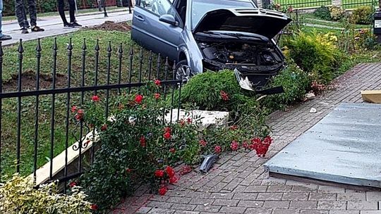 Wypadek na Wieniawskiego. Wjechali w ogrodzenie