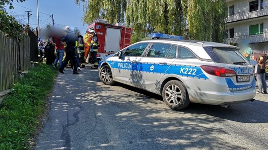 Wypadek podczas parkowania samochodu. Ranny starszy mężczyzna