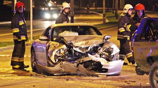 Wypadek Porsche i Opla na skrzyżowaniu w Krośnie