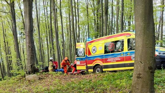 Wypadek quada w trudno dostępnym terenie. Ranny mężczyzna