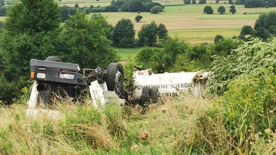? Wypadek samochodu ciężarowego - szambiarki w Odrzykoniu