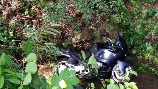 Wypadek w Iwoniczu-Zdroju. Po zderzeniu z osobówką motocyklista wpadł do Iwonki