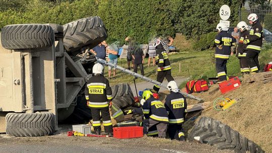 Wypadek w Jasienicy Rosielnej na DK19! Mężczyzna uwięziony pod ciągnikiem